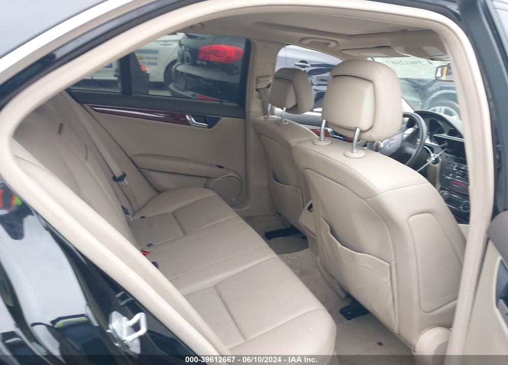 2011 MERCEDES-BENZ C 300 LUXURY/SPORT VIN: WDDGF5EB2BR181823