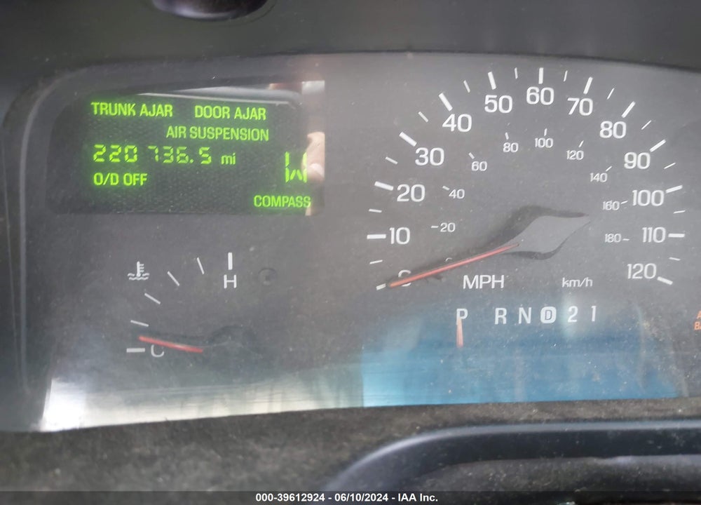 1999 LINCOLN TOWN CAR SIGNATURE VIN: 1LNHM82W4XY636192