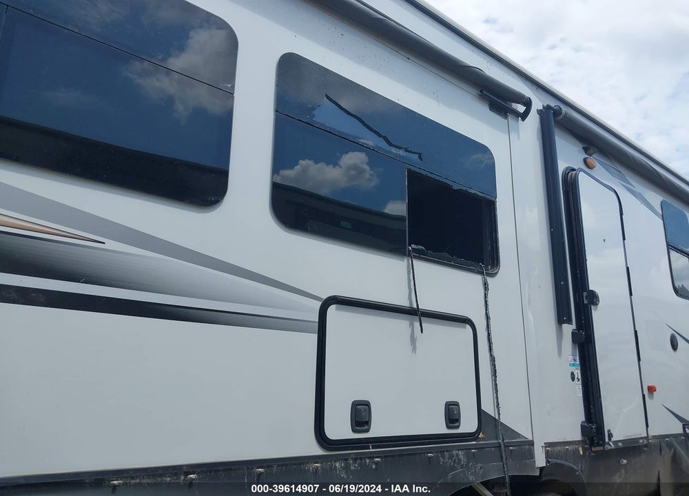 2021 FOREST RIVER CEDAR C 38EL VIN: 4X4FCRP2XMS226290