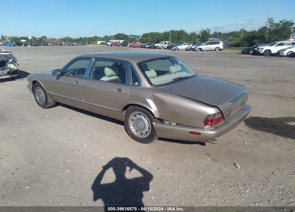 1999 JAGUAR XJ8 VANDEN PLAS VIN: SAJKD6040XC875138