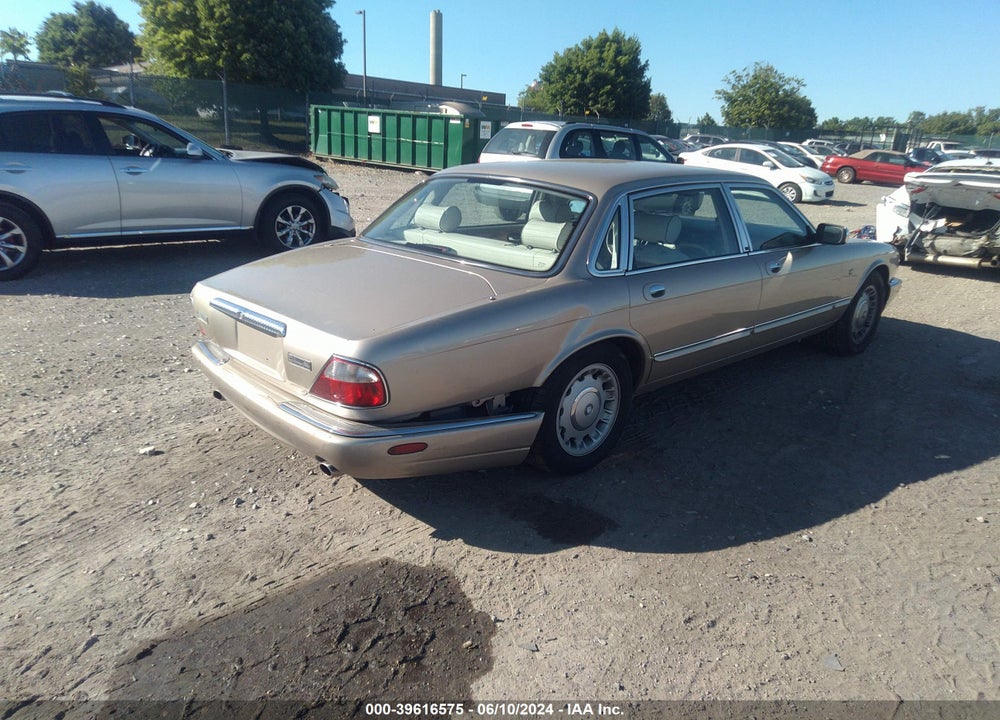 1999 JAGUAR XJ8 VANDEN PLAS VIN: SAJKD6040XC875138