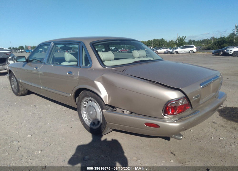 1999 JAGUAR XJ8 VANDEN PLAS VIN: SAJKD6040XC875138