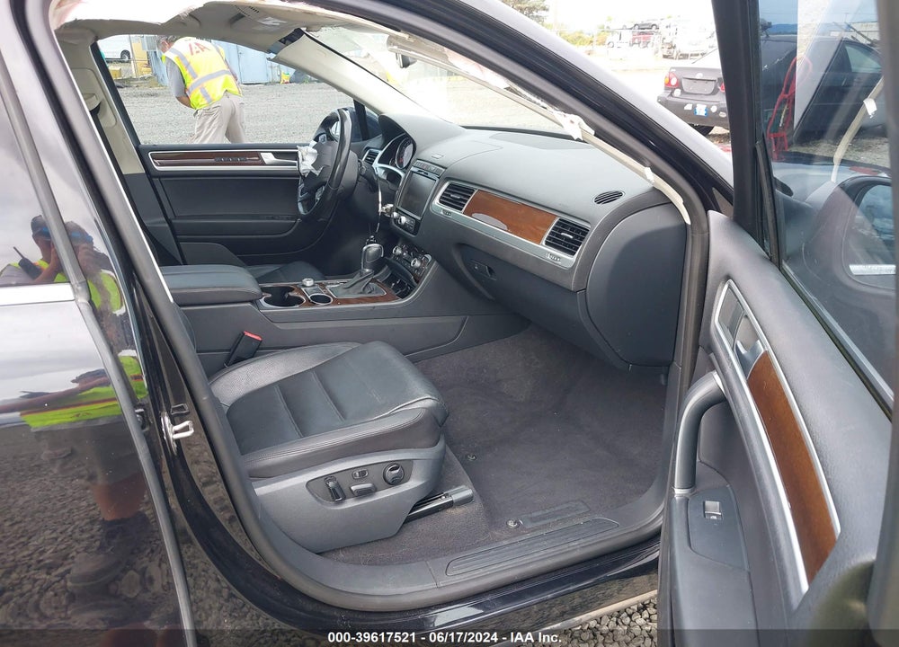 2016 VOLKSWAGEN TOUAREG VR6 LUX VIN: WVGEF9BP7GD003057
