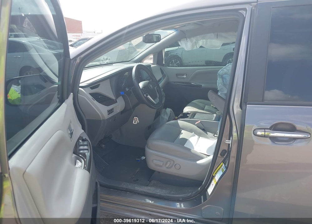 2017 TOYOTA SIENNA XLE PREMIUM 8 PASSENGER VIN: 5TDYZ3DC0HS861105
