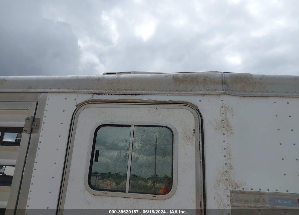 2011 FEATHERLITE --- VIN: 4FGB12426BC119695