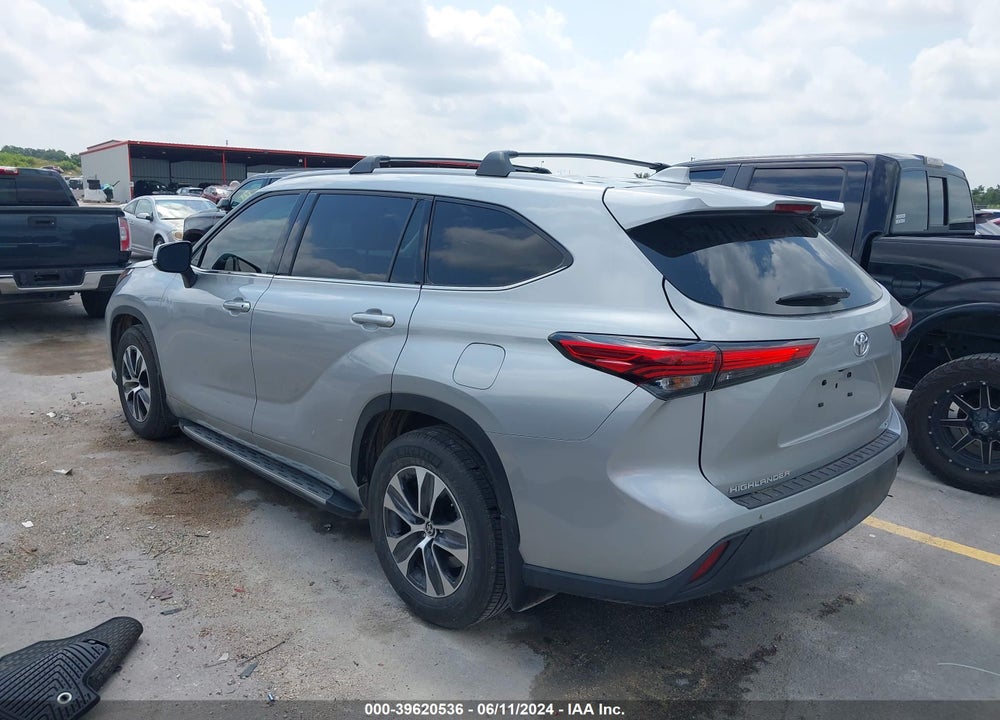 2022 TOYOTA HIGHLANDER XLE VIN: 5TDGZRAH9NS135592