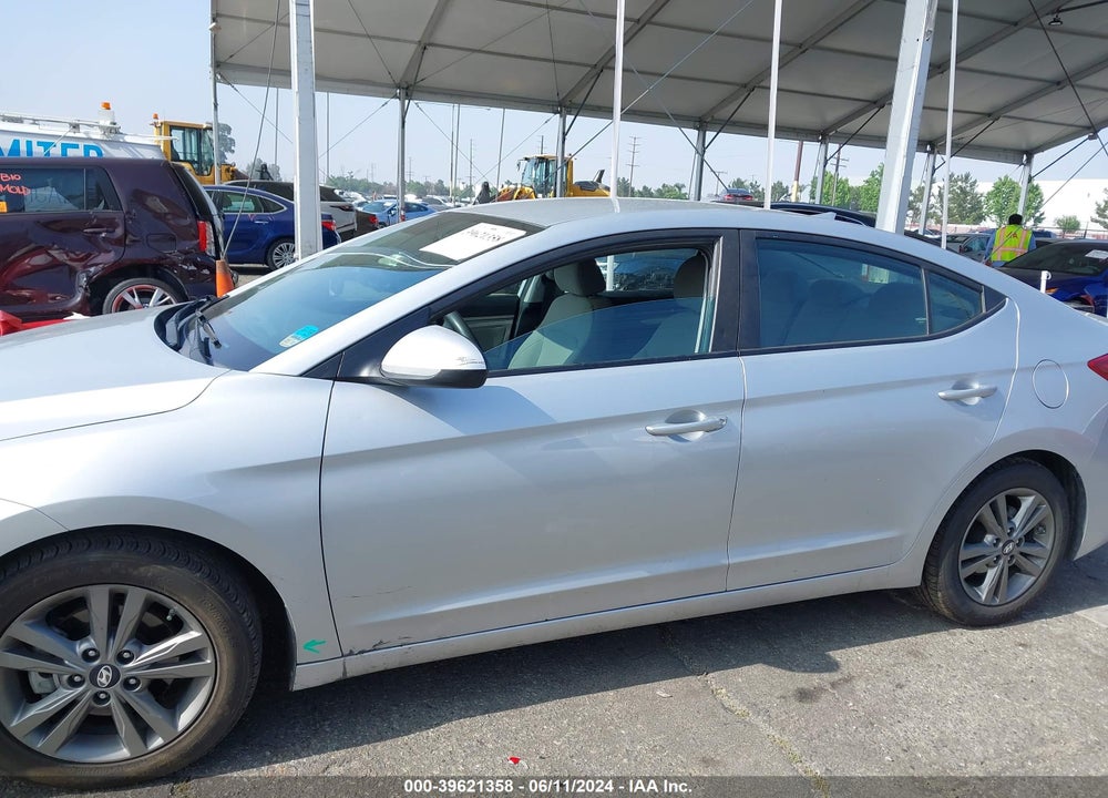 2018 HYUNDAI ELANTRA SEL VIN: 5NPD84LF1JH338190