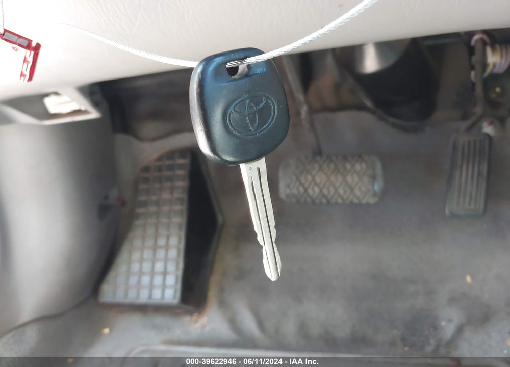 2005 TOYOTA COROLLA CE VIN: 2T1BR32E05C447482