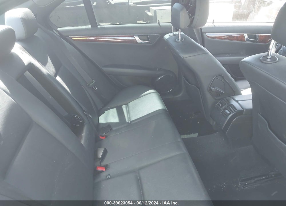 2010 MERCEDES-BENZ C 300 LUXURY/SPORT VIN: WDDGF5EB1AR110448
