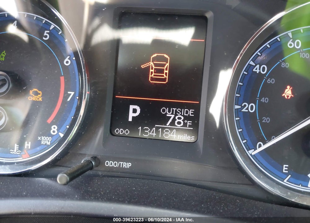 2019 TOYOTA COROLLA XLE VIN: 5YFBURHE2KP904622