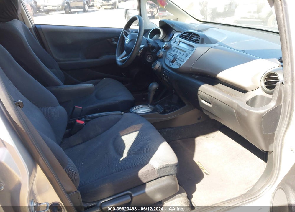 2011 HONDA FIT SPORT VIN: JHMGE8H51BC000832