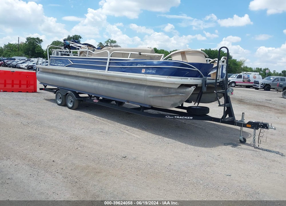 2017 SUNTRACKER PH30 PONTOON BOAT VIN: BUJ18707D717