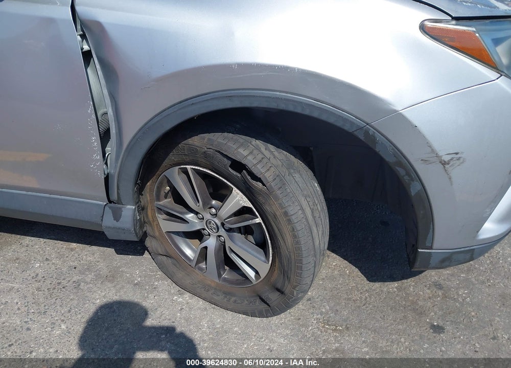 2018 TOYOTA RAV4 XLE VIN: JTMWFREVXJJ173053
