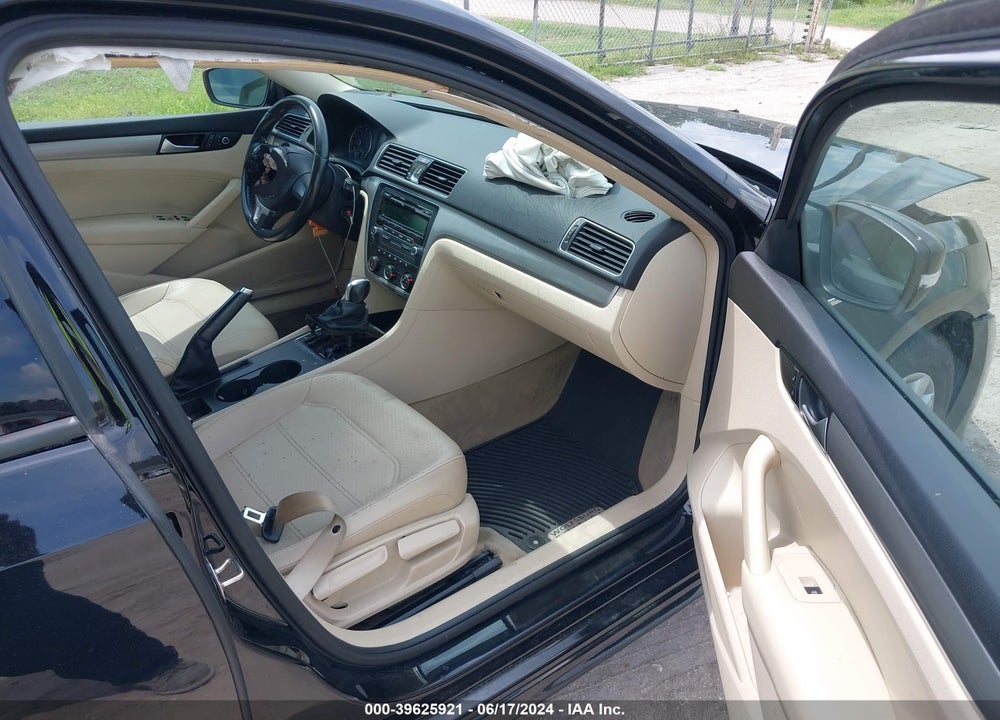 2015 VOLKSWAGEN PASSAT VIN: 1VWAT7A3XFC070946