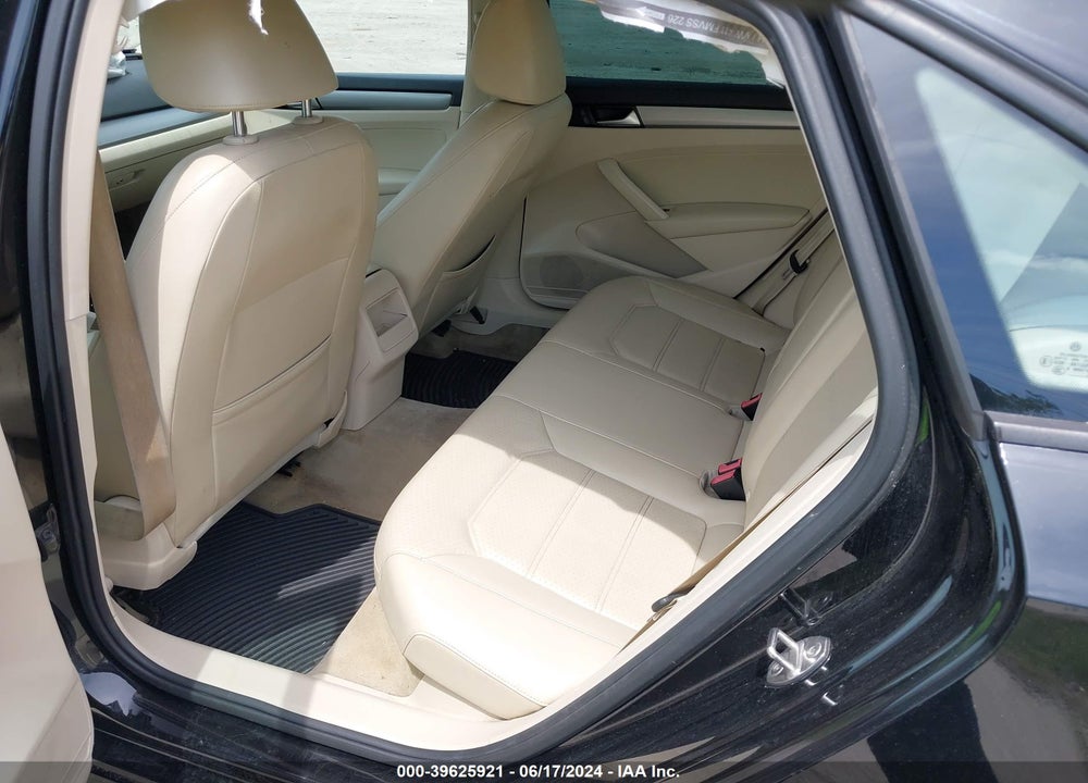 2015 VOLKSWAGEN PASSAT VIN: 1VWAT7A3XFC070946