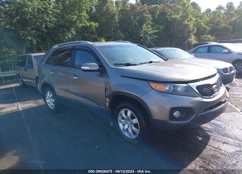 2011 KIA SORENTO LX VIN: 5XYKTCA11BG124736