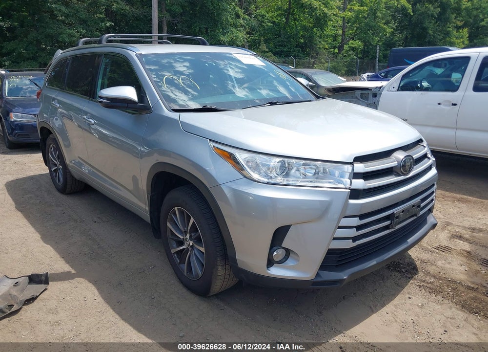 2018 TOYOTA HIGHLANDER XLE VIN: 5TDJZRFH6JS864240