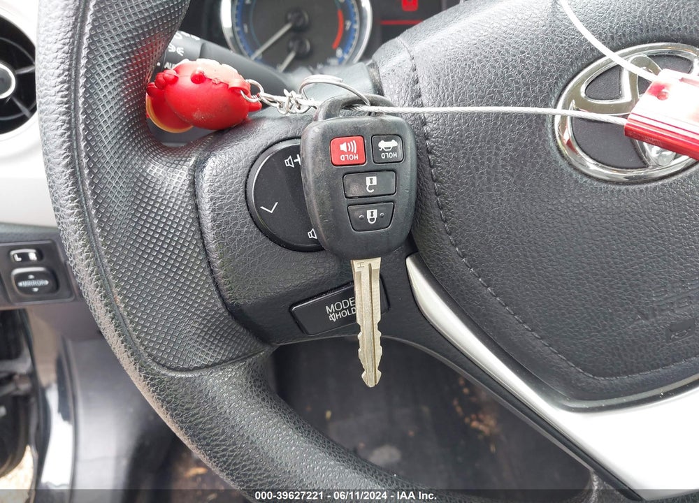 2018 TOYOTA COROLLA LE VIN: 5YFBURHE1JP753657