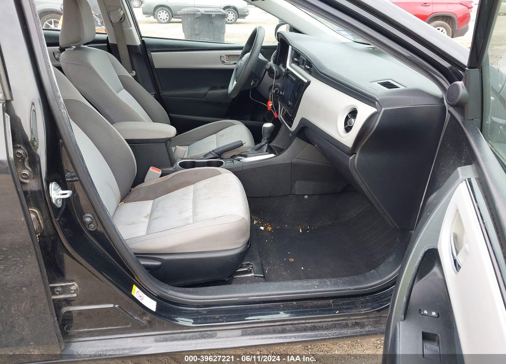 2018 TOYOTA COROLLA LE VIN: 5YFBURHE1JP753657