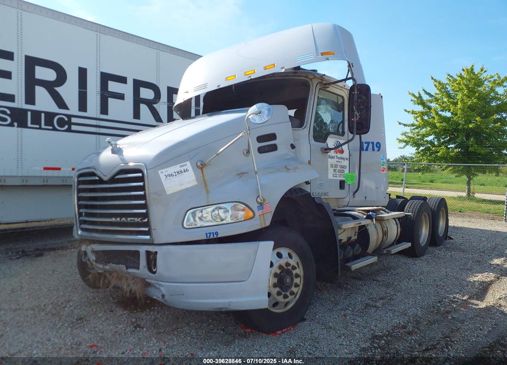 2011 MACK 600 CXU600 VIN: 1M1AW02Y7BM014091