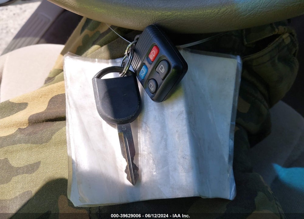 2004 FORD TAURUS SES VIN: 1FAFP55204G198384