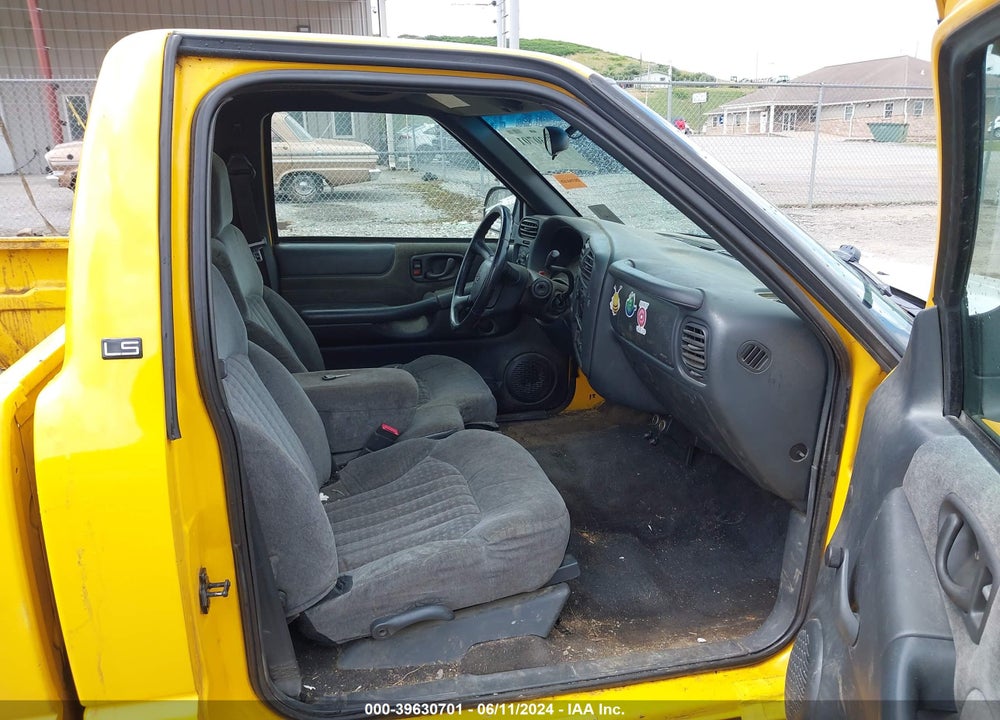 2002 CHEVROLET S-10 LS VIN: 1GCCS145428260182
