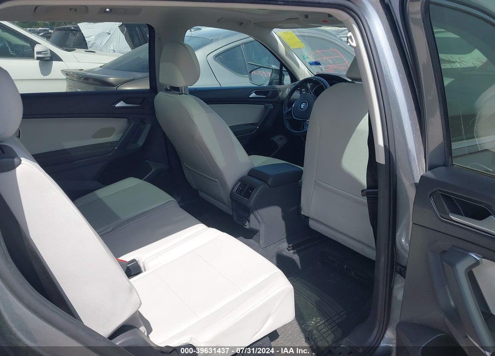 2018 VOLKSWAGEN TIGUAN VIN: 3VV3B7AX0JM083165