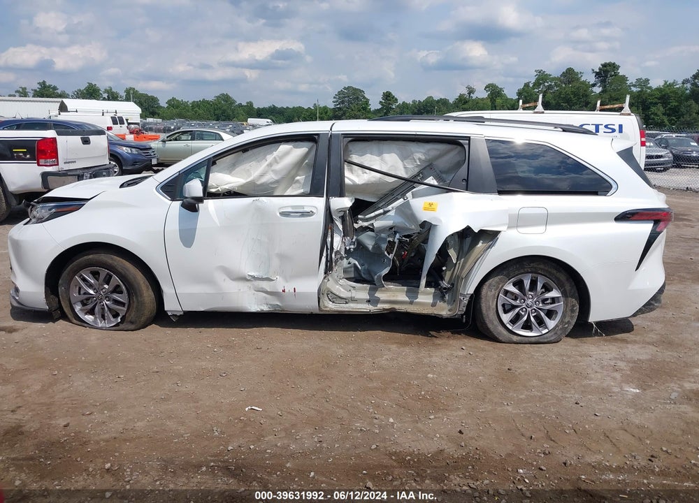2022 TOYOTA SIENNA XLE VIN: 5TDYRKEC1NS133541