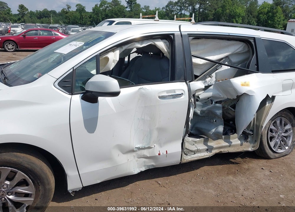 2022 TOYOTA SIENNA XLE VIN: 5TDYRKEC1NS133541