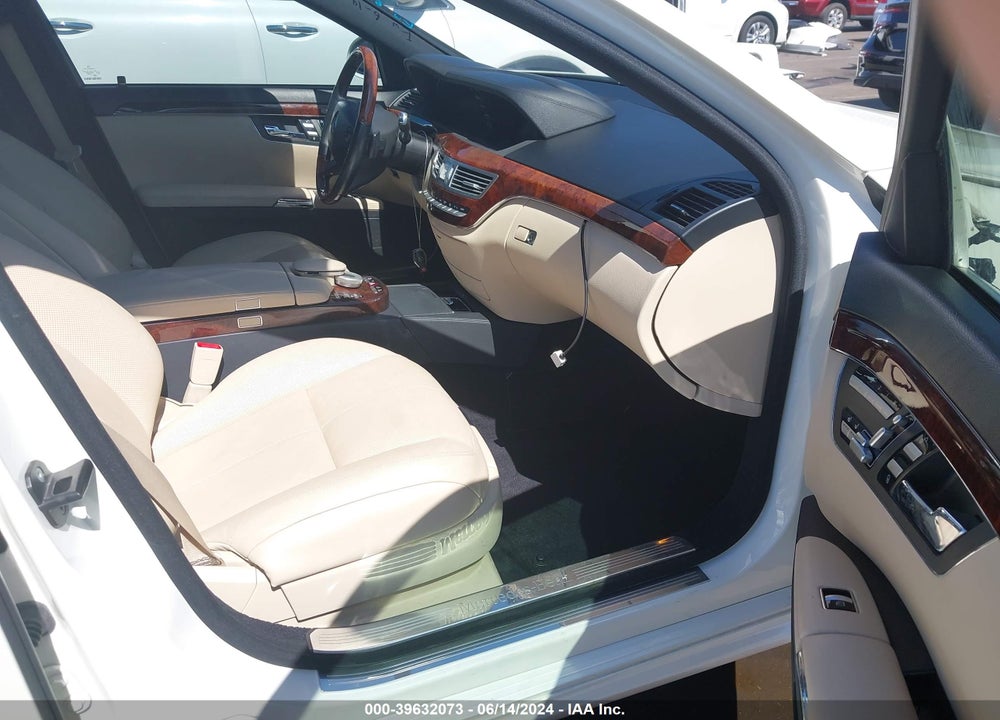 2009 MERCEDES-BENZ S 550 VIN: WDDNG71X29A273136