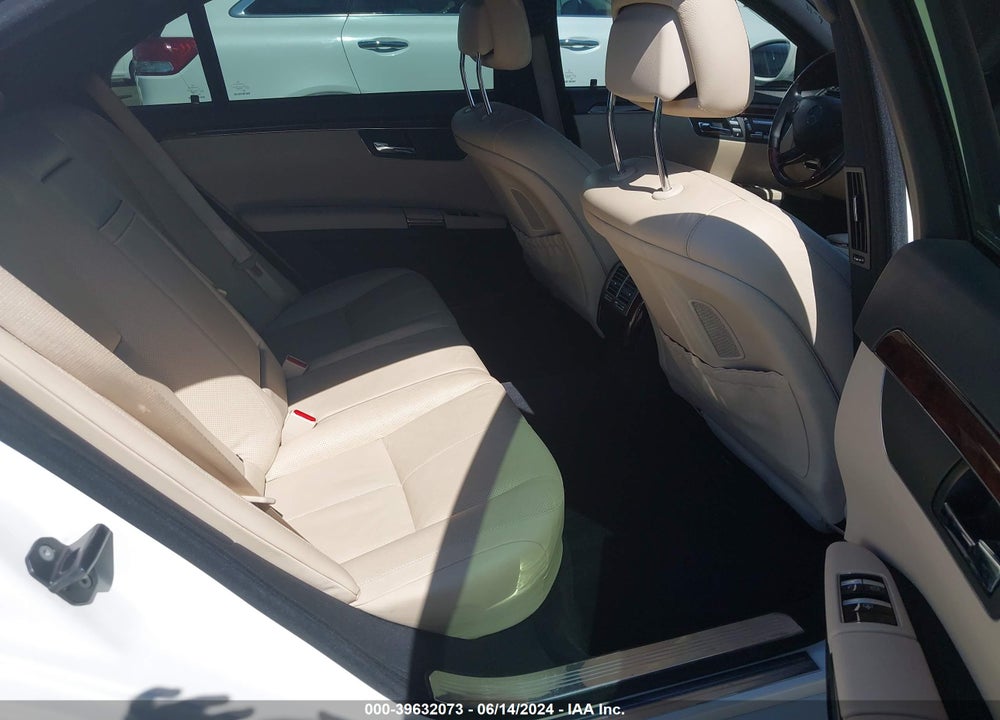 2009 MERCEDES-BENZ S 550 VIN: WDDNG71X29A273136