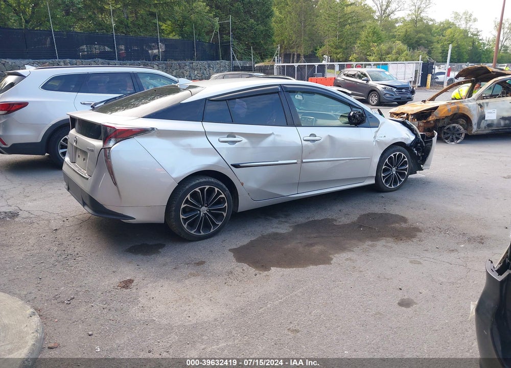 2017 TOYOTA PRIUS THREE TOURING VIN: JTDKARFUXH3034140