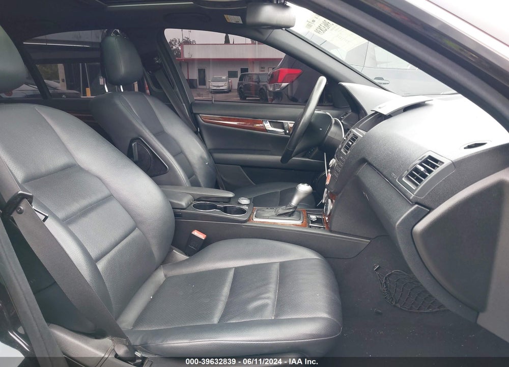 2010 MERCEDES-BENZ C 300 LUXURY/SPORT VIN: WDDGF5EB9AR121553