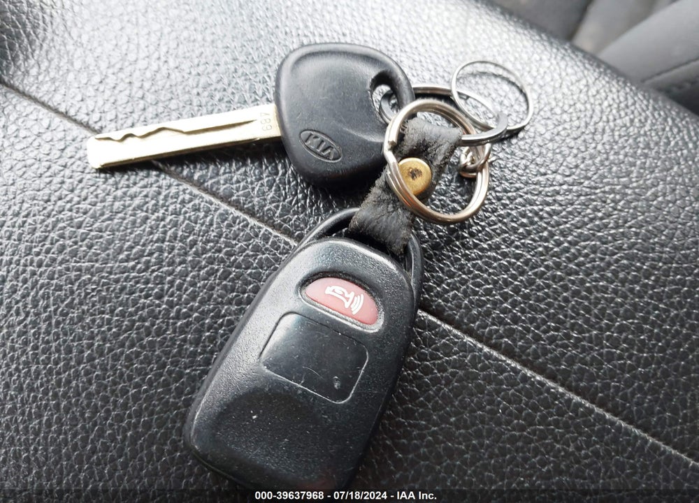 2011 KIA SORENTO LX VIN: 5XYKT3A12BG187117