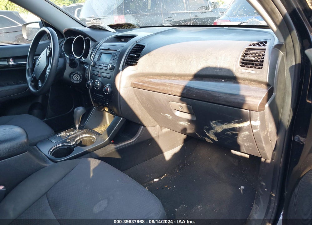 2011 KIA SORENTO LX VIN: 5XYKT3A12BG187117