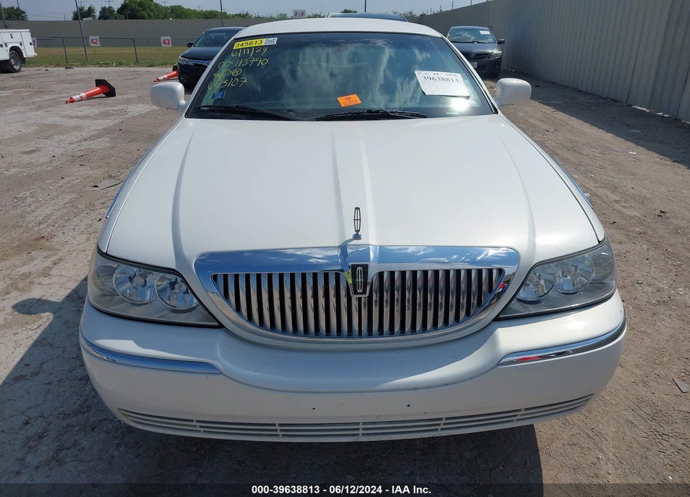 2003 LINCOLN TOWN CAR EXECUTIVE VIN: 1LNHM81W63Y643107