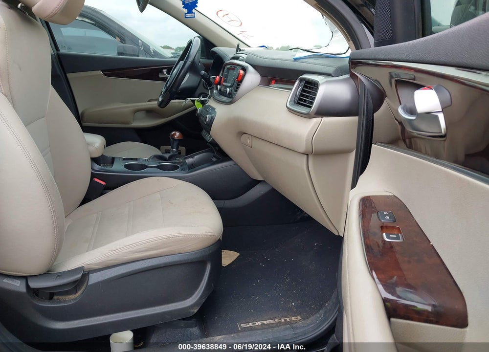 2016 KIA SORENTO 3.3L LX VIN: 5XYPG4A56GG009396