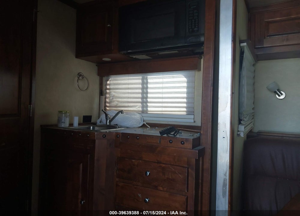 2014 LAYTON 8415 RAZOR VIN: 1L9HR4328E2472191