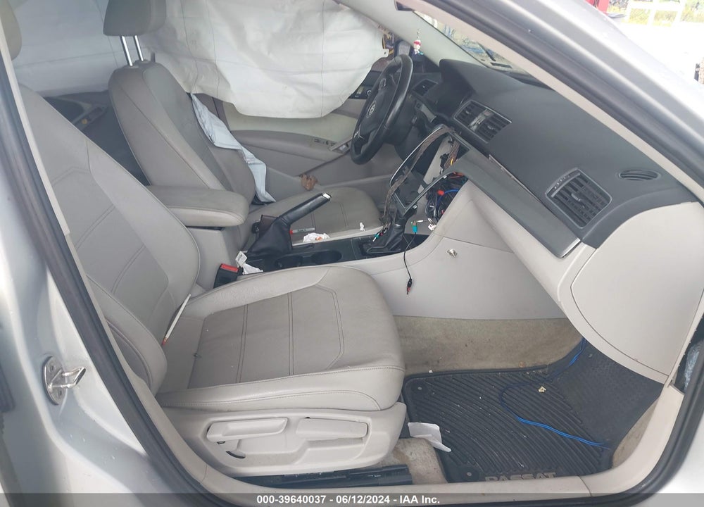 2015 VOLKSWAGEN PASSAT VIN: 1VWAS7A3XFC118318