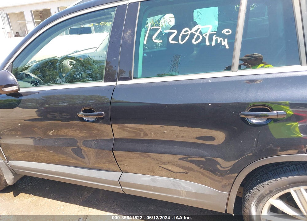 2011 VOLKSWAGEN TIGUAN SE VIN: WVGBV7AX3BW521935