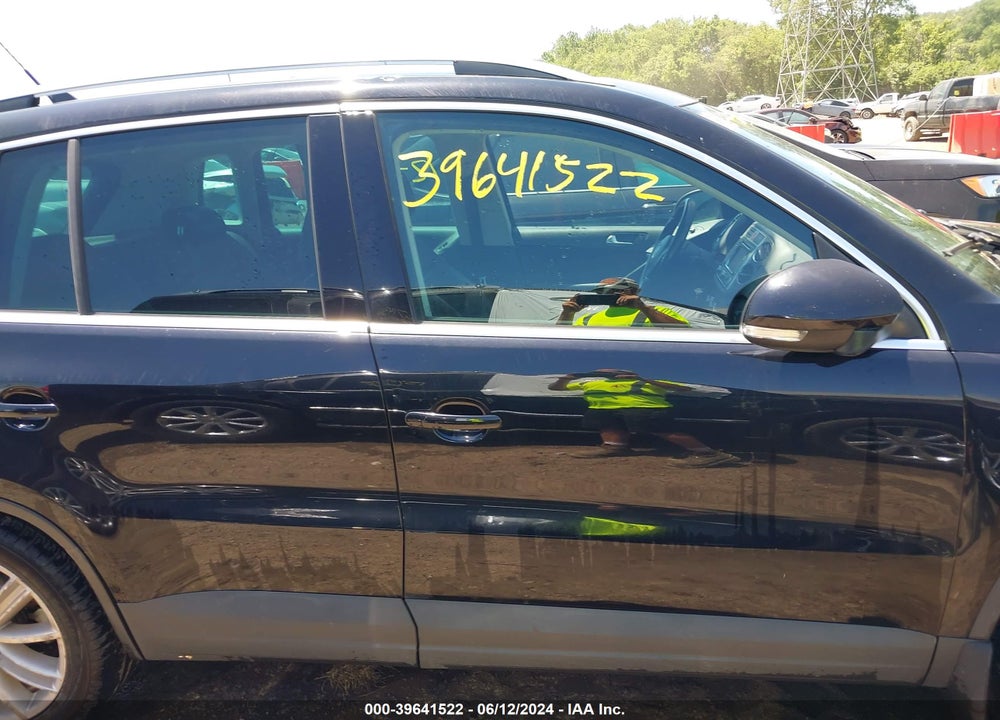 2011 VOLKSWAGEN TIGUAN SE VIN: WVGBV7AX3BW521935