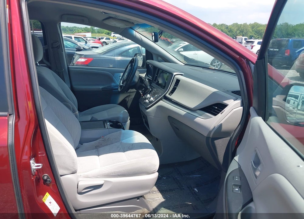 2017 TOYOTA SIENNA LE 8 PASSENGER VIN: 5TDKZ3DC2HS824949