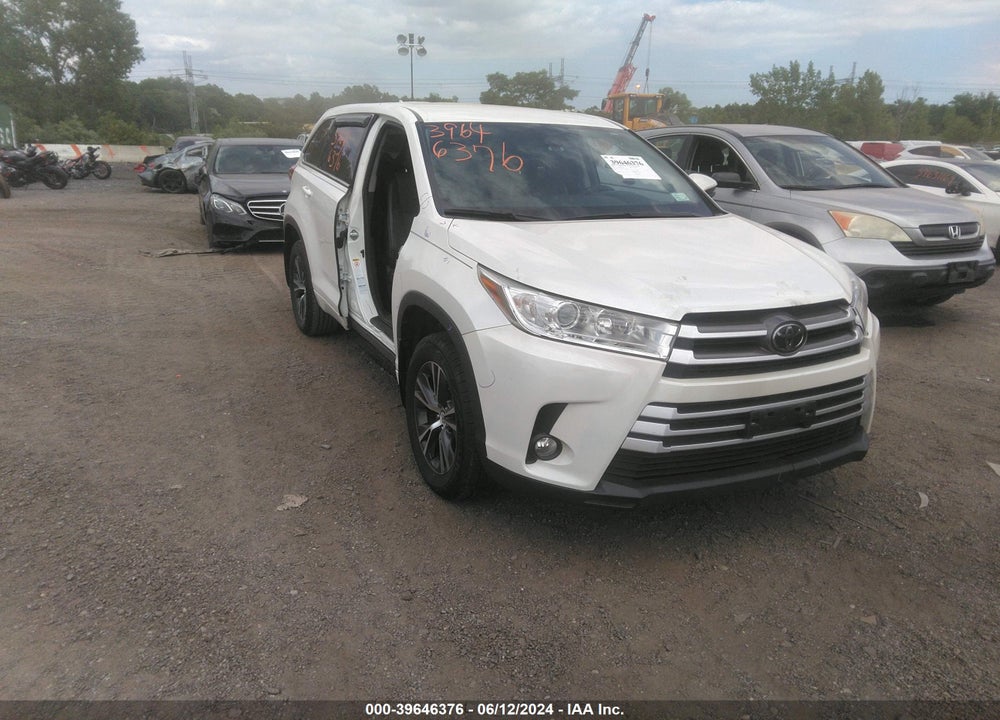 2018 TOYOTA HIGHLANDER LE PLUS VIN: 5TDBZRFH9JS883093