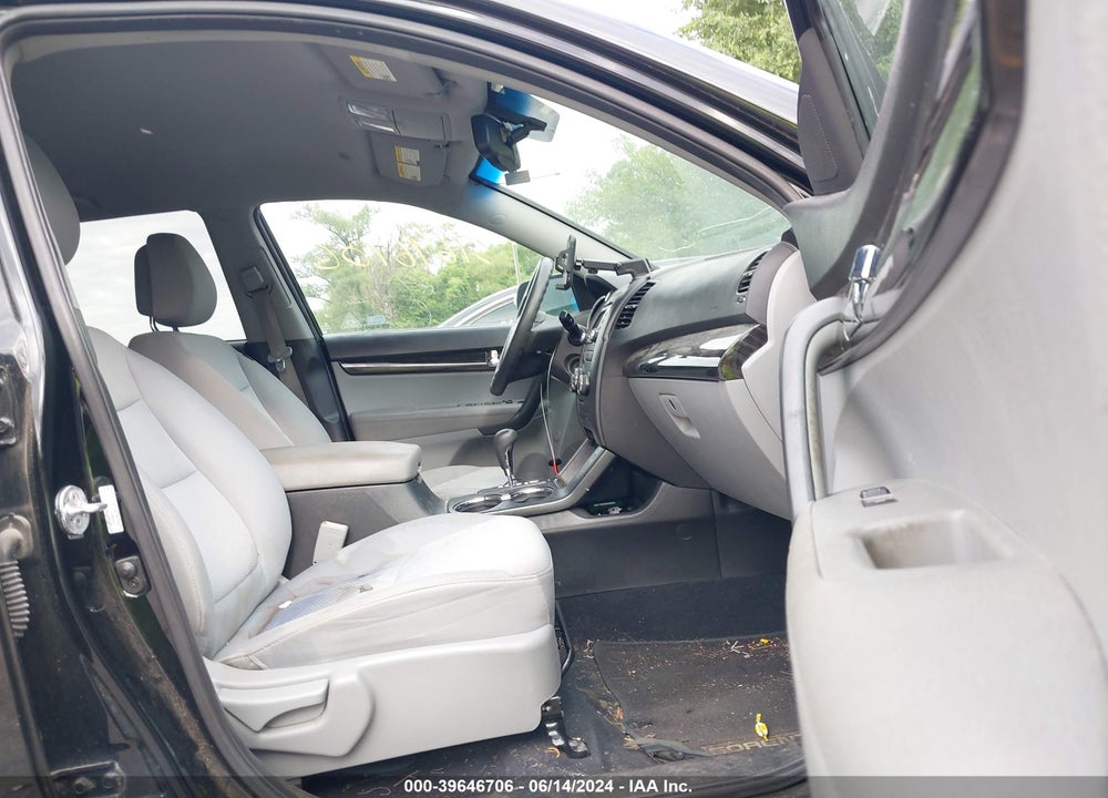 2011 KIA SORENTO LX VIN: 5XYKT4A12BG079778