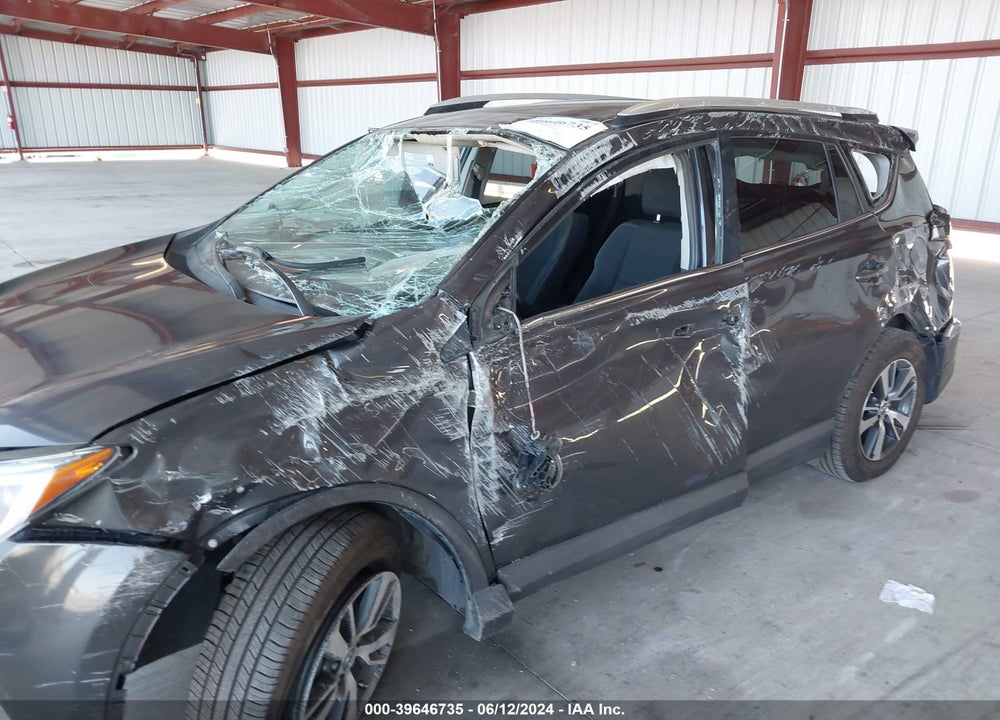 2016 TOYOTA RAV4 XLE VIN: 2T3RFREV5GW523955