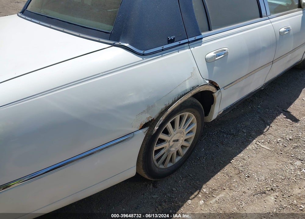 2004 LINCOLN TOWN CAR SIGNATURE VIN: 1LNHM81W74Y606875