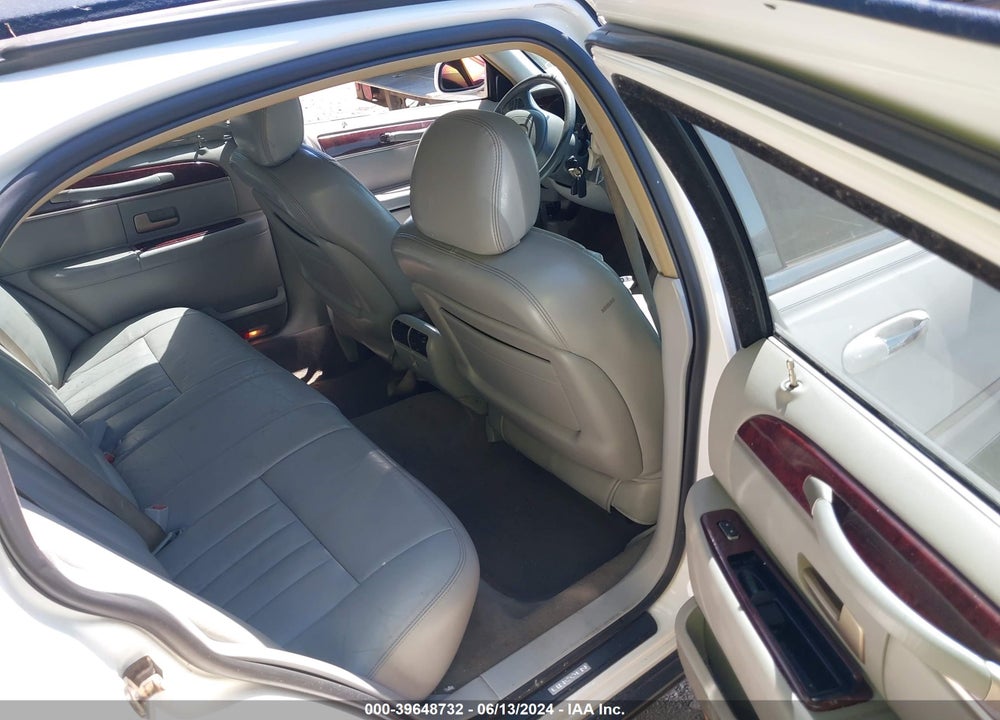 2004 LINCOLN TOWN CAR SIGNATURE VIN: 1LNHM81W74Y606875
