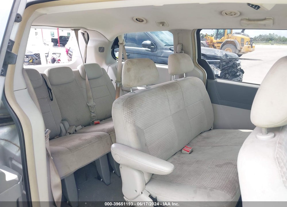 2008 CHRYSLER TOWN & COUNTRY LX VIN: 2A8HR44H38R658874