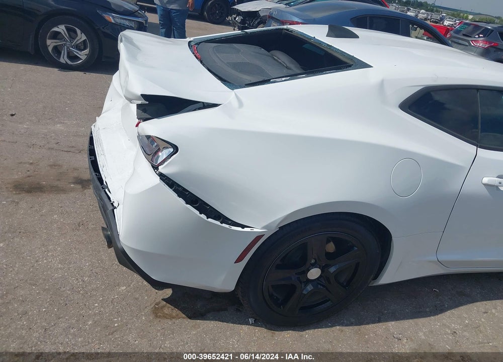 2018 CHEVROLET CAMARO 2LT VIN: 1G1FD1RS1J0123647