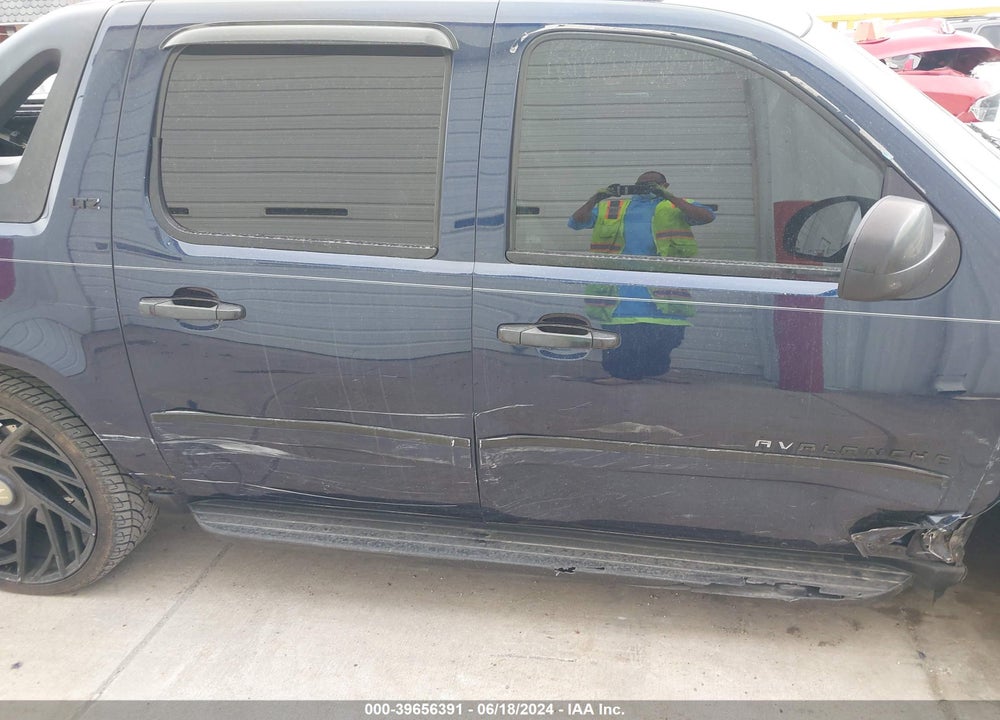 2011 CHEVROLET AVALANCHE 1500 LTZ VIN: 3GNTKGE3XBG169838